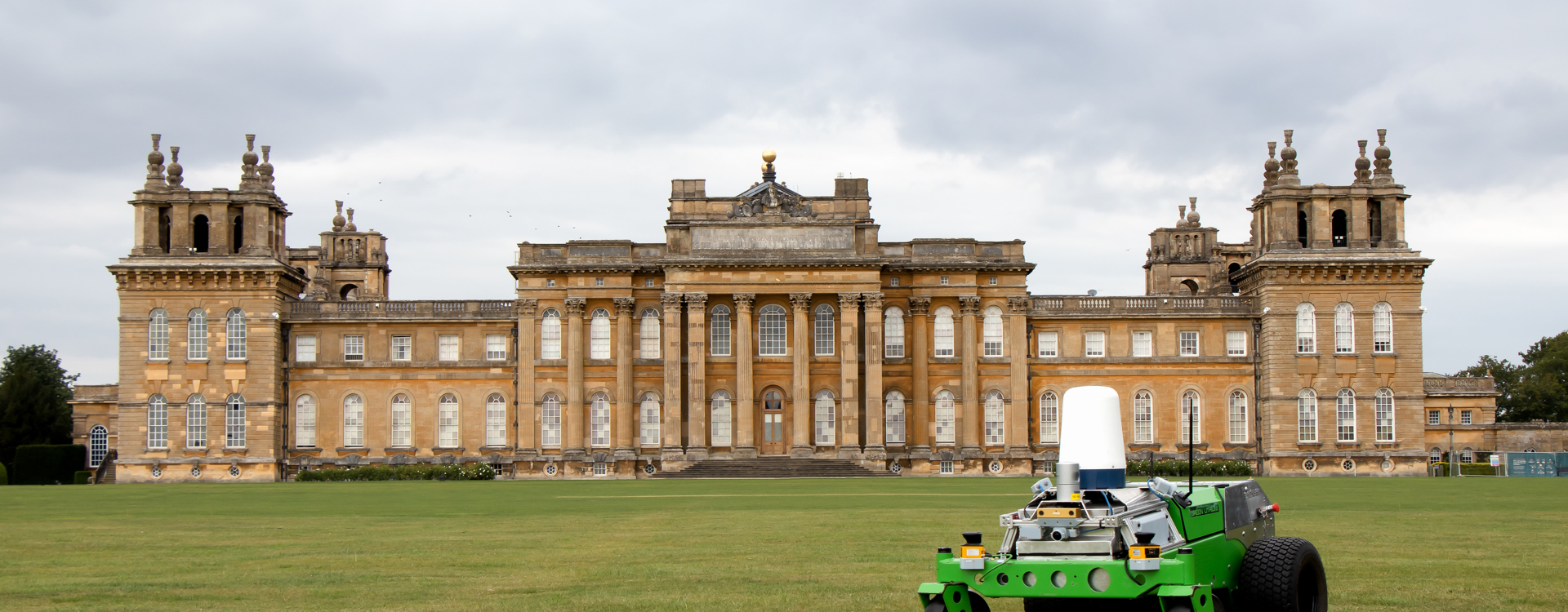 Hulk robot in front of Blenheim Palace. 